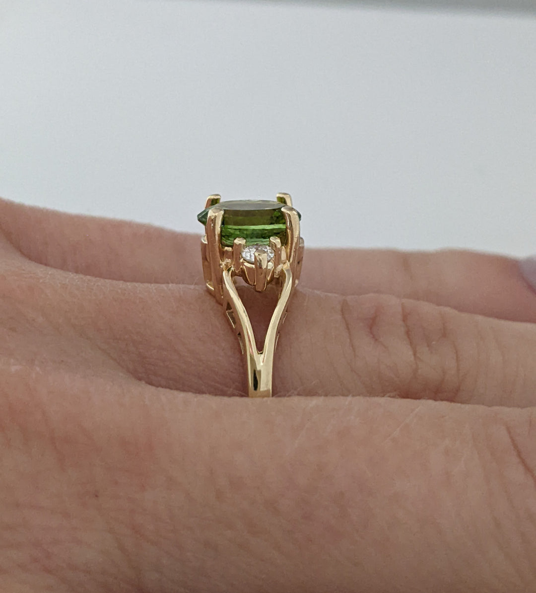 14K PERIDOT OVAL 7X8 WITH (2) .10DTW ESTATE RING 3.6 GRAMS