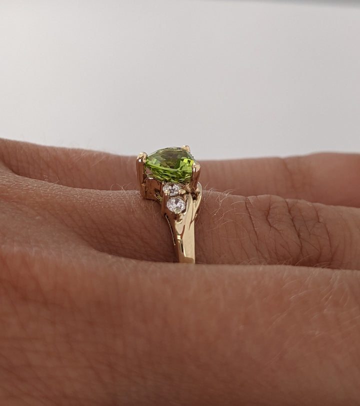 10K PERIDOT HEART 6MM WITH FOUR ROUND CUBIC ZIRCONIA ESTATE RING 1.7 GRAMS