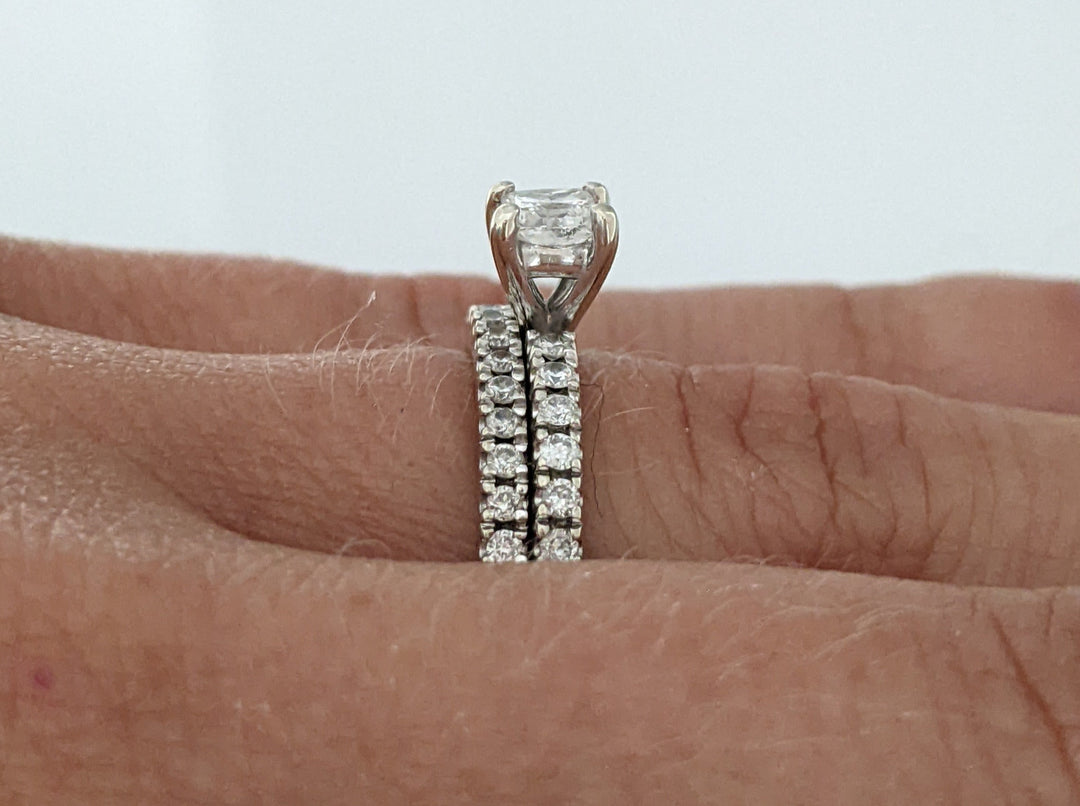 14K WHITE .65 CARAT TOTAL WEIGHT I1 G DIAMOND PRINCESS CUT (1) ROUND (39) ESTATE RING/BAND 4.3 GRAMS