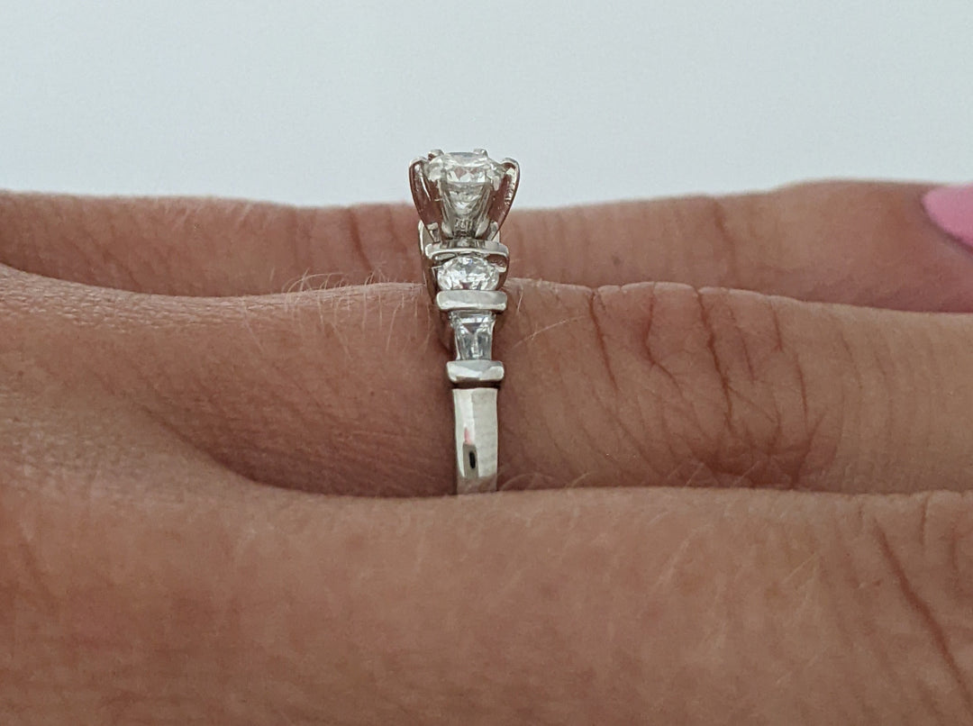 PLATINUM .25 CARAT TOTAL WEIGHT I1 G DIAMOND ROUND (5) ESTATE RING 3.9 GRAMS