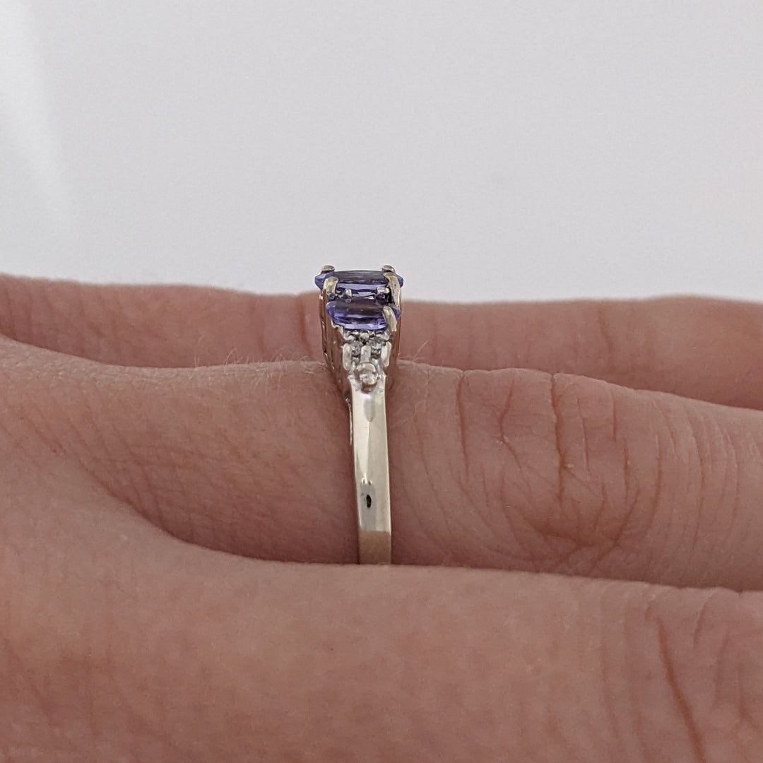 10K TANZANITE OVAL (3) WITH (4) MELEE ESTATE RING 2.3 GRAMS