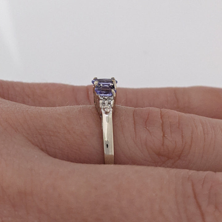 10K TANZANITE OVAL (3) WITH (4) MELEE ESTATE RING 2.3 GRAMS