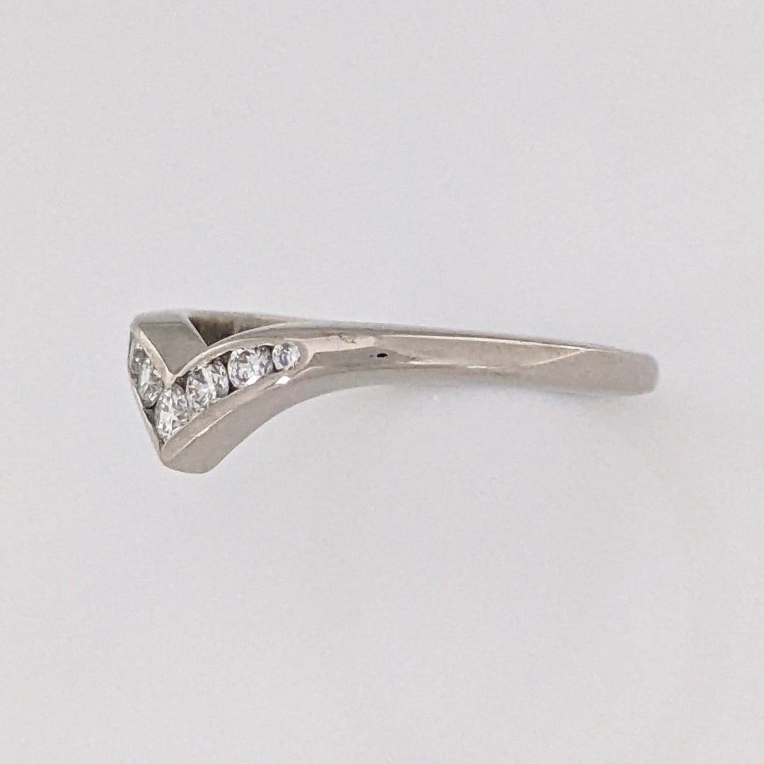 18K WHITE .21 CARAT TOTAL WEIGHT SI1 I DIAMOND ROUND (7) V-SHAPED ESTATE BAND 3.2 GRAMS