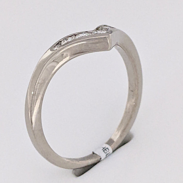18K WHITE .21 CARAT TOTAL WEIGHT SI1 I DIAMOND ROUND (7) V-SHAPED ESTATE BAND 3.2 GRAMS