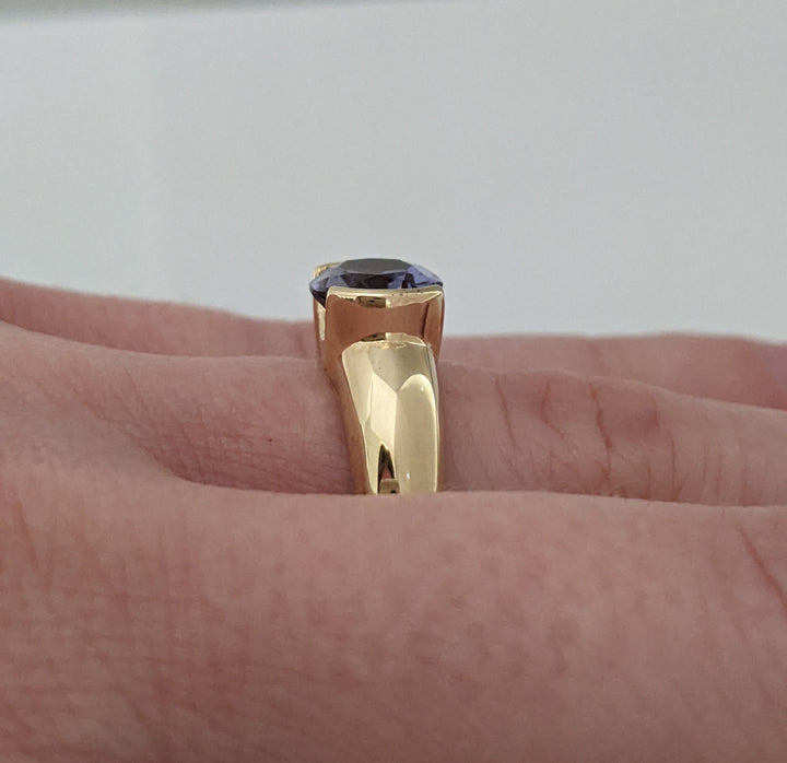 14K IOLITE OVAL 7X9 HALF BEZEL ESTATE RING 3.5 GRAMS