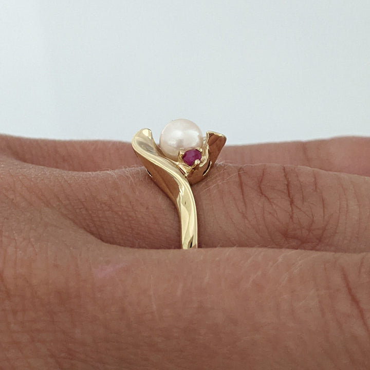 10K PEARL ROUND 5MM WITH (2) RUBY 2MM ESTATE RING 2.7 GRAMS