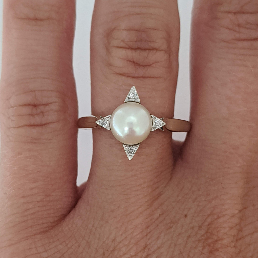14K WHITE PEARL ROUND 7MM WITH (4) MELEE ESTATE RING 2.5 GRAMS