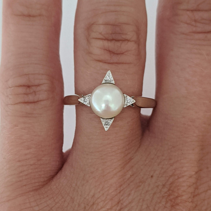 14K WHITE PEARL ROUND 7MM WITH (4) MELEE ESTATE RING 2.5 GRAMS