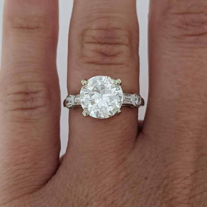 PLATINUM 2.17 CARAT TOTAL VS2 K DIAMOND ROUND WITH (2) ROUND (2) BAGUETTE ESTATE RING 3.9 GRAMS