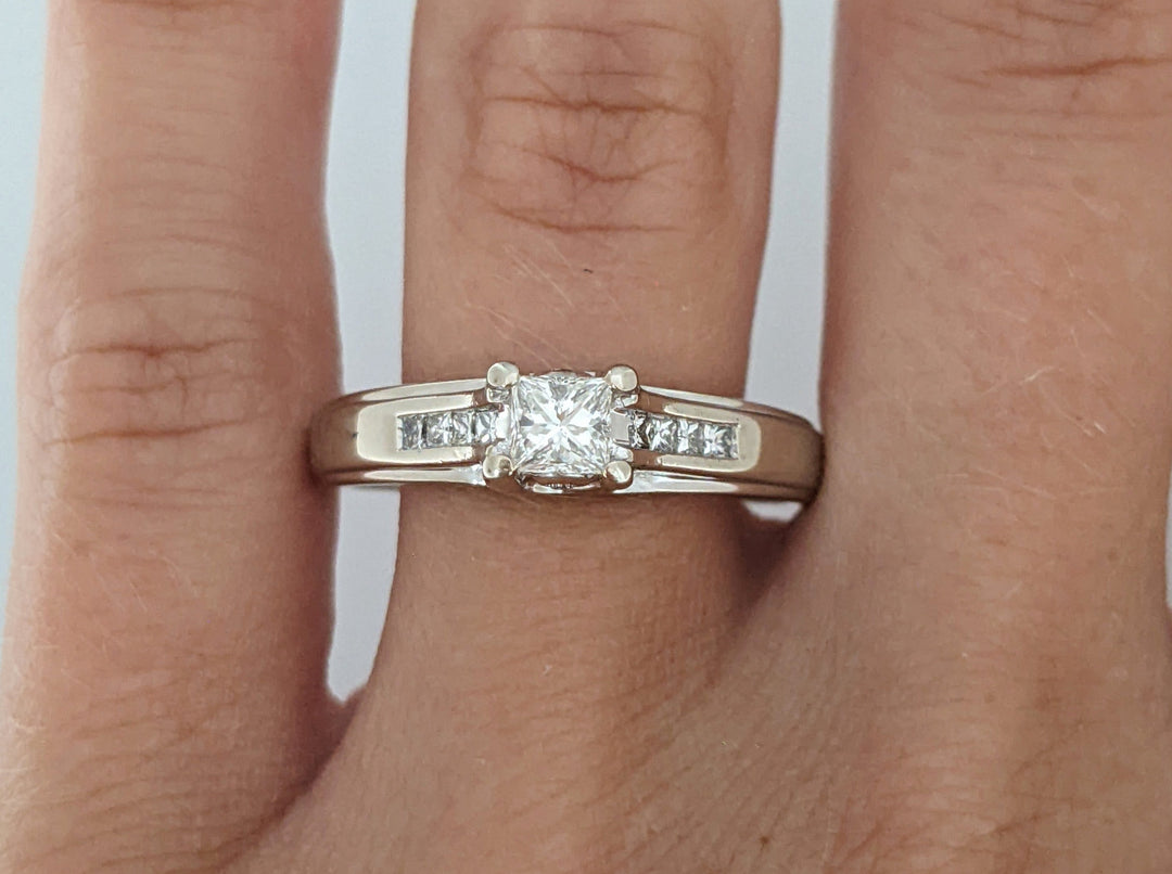 14K WHITE .50 CARAT TOTAL WEIGHT SI1 I DIAMOND PRINCESS CUT (9) ROUND (2) ESTATE RING 4.8 GRAMS