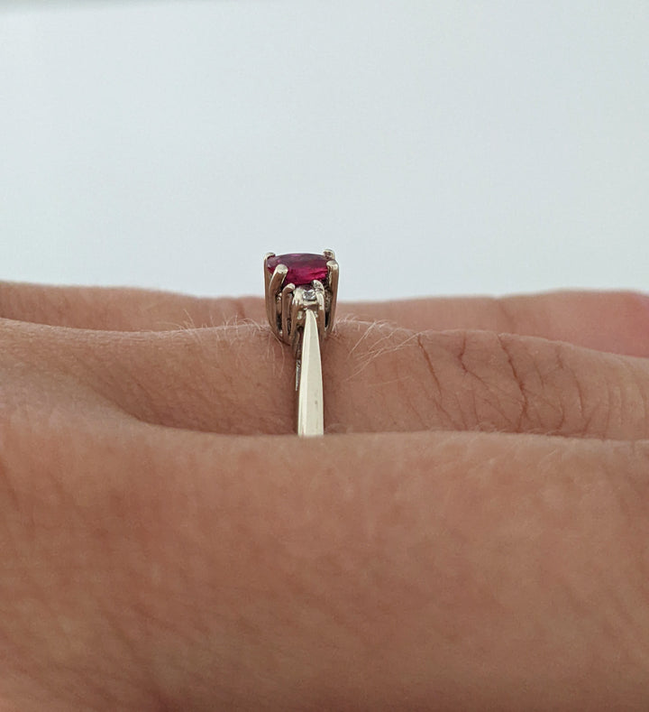 14K WHITE RUBY OVAL 3X4 WITH (2) MELEE ESTATE RING 1.4 GRAM