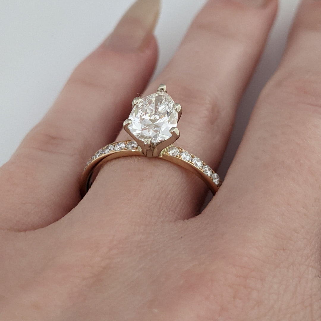 14K 1.83 CARAT TOTAL WEIGHT SI1 I DIAMOND PEAR WITH (16) ROUND MELEE ESTATE RING 2.5 GRAMS