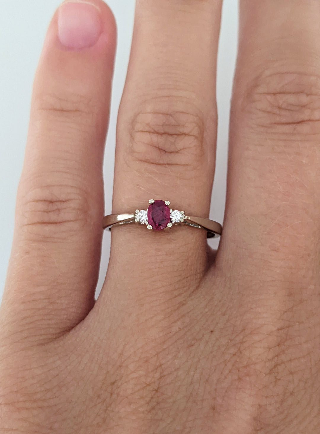 14K WHITE RUBY OVAL 3X4 WITH (2) MELEE ESTATE RING 1.4 GRAM