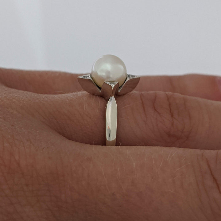 14K WHITE PEARL ROUND 7MM WITH (4) MELEE ESTATE RING 2.5 GRAMS
