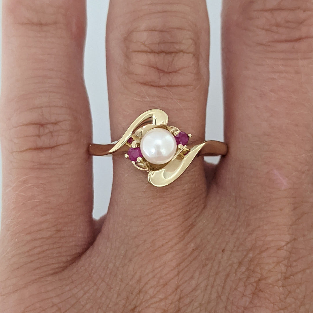 10K PEARL ROUND 5MM WITH (2) RUBY 2MM ESTATE RING 2.7 GRAMS