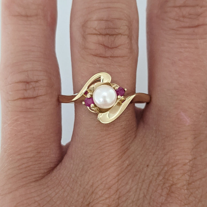 10K PEARL ROUND 5MM WITH (2) RUBY 2MM ESTATE RING 2.7 GRAMS