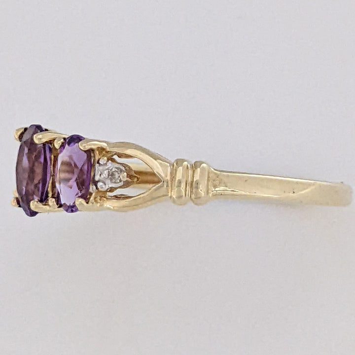 10K AMETHYST OVAL (3) WITH (2) MELEE ESTATE RING 2.0 GRAMS
