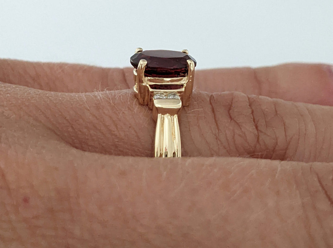 14K GARNET OVAL 6X8 WITH (4) MELEE ESTATE RING 2.7 GRAMS