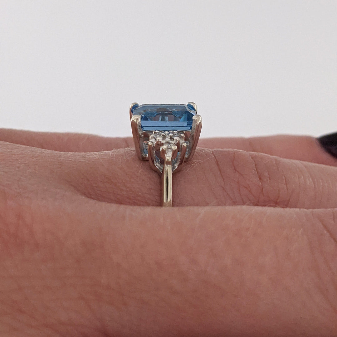 10K WHITE BLUE TOPAZ EMERALD CUT 6X8 WITH (6) MELEE ESTATE RING 2.6 GRAMS