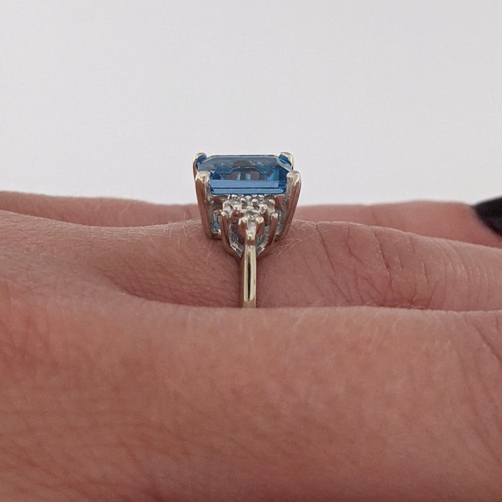 10K WHITE BLUE TOPAZ EMERALD CUT 6X8 WITH (6) MELEE ESTATE RING 2.6 GRAMS