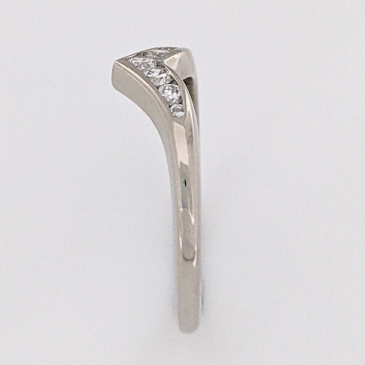 18K WHITE .21 CARAT TOTAL WEIGHT SI1 I DIAMOND ROUND (7) V-SHAPED ESTATE BAND 3.2 GRAMS