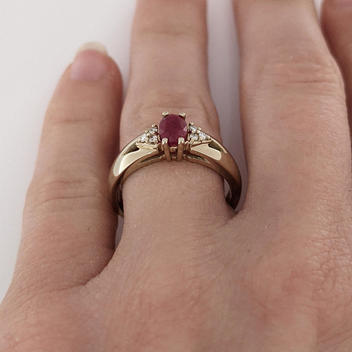 18K WHITE RUBY OVAL 4X6 WITH (6) MELEE ESTATE RING 4.5 GRAMS