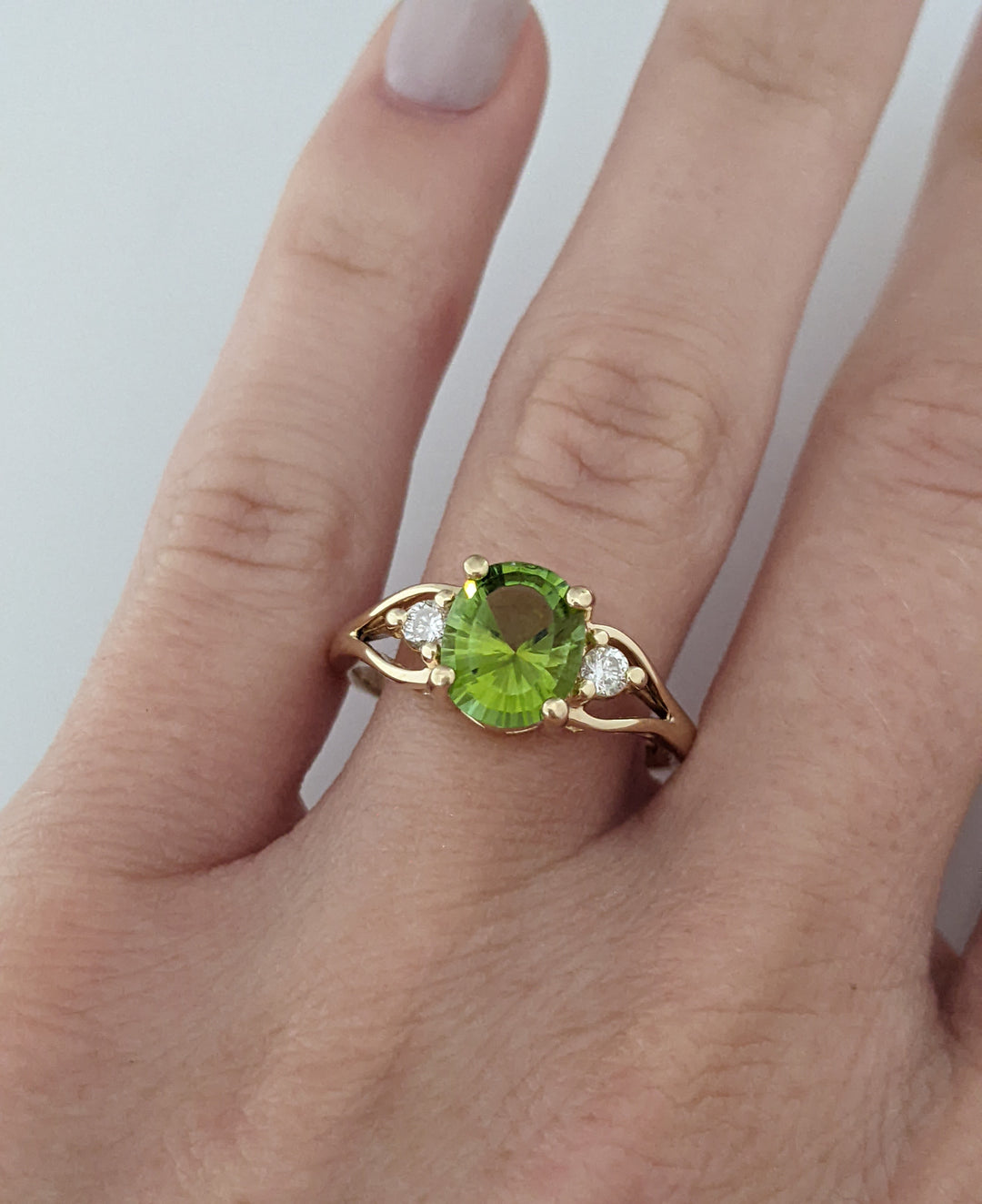 14K PERIDOT OVAL 7X8 WITH (2) .10DTW ESTATE RING 3.6 GRAMS