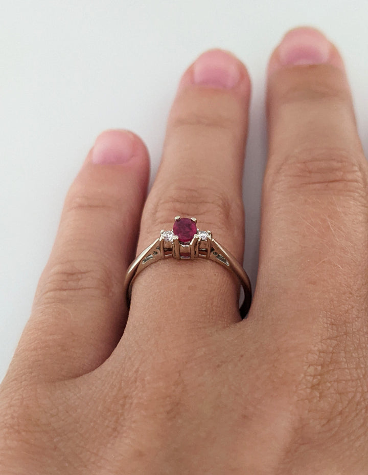 14K WHITE RUBY OVAL 3X4 WITH (2) MELEE ESTATE RING 1.4 GRAM