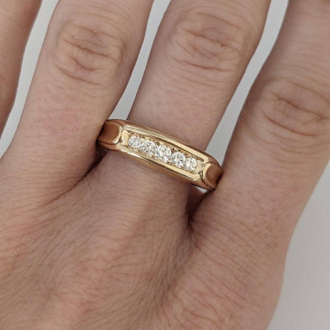 14K .30 CARAT TOTAL WEIGHT SI2 H-I DIAMOND ROUND (5) CHANNEL SET ESTATE BAND 6.5 GRAMS