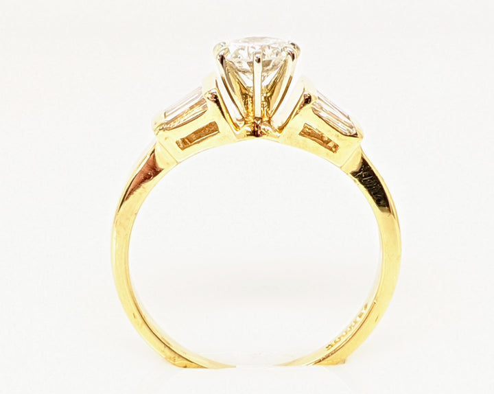 14K .71 CARAT TOTAL WEIGHT I1 J DIAMOND ROUND WITH (6) BAGUETTE CUT ESTATE RING 2.6 GRAMS