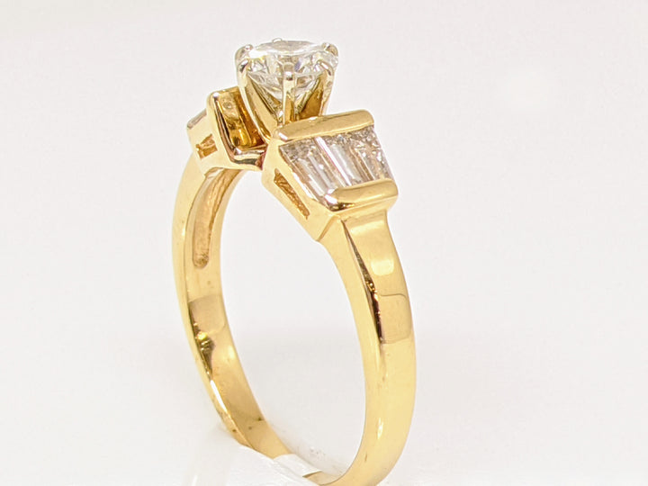 14K .71 CARAT TOTAL WEIGHT I1 J DIAMOND ROUND WITH (6) BAGUETTE CUT ESTATE RING 2.6 GRAMS