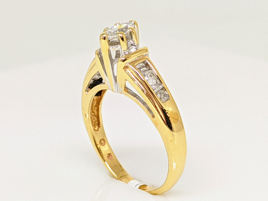 14K .57 CARAT TOTAL WEIGHT SI2 F DIAMOND MARQUISE CUT WITH (4) ROUND AND (4) BAGUETTE CUT ESTATE RING 3.9 GRAMS
