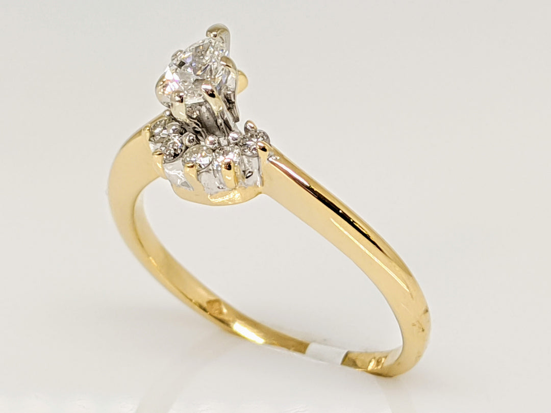 14K .22 CARAT TOTAL WEIGHT SI2 G DIAMOND PEAR WITH (4) ROUND MELEE ESTATE RING 2.0 GRAMS