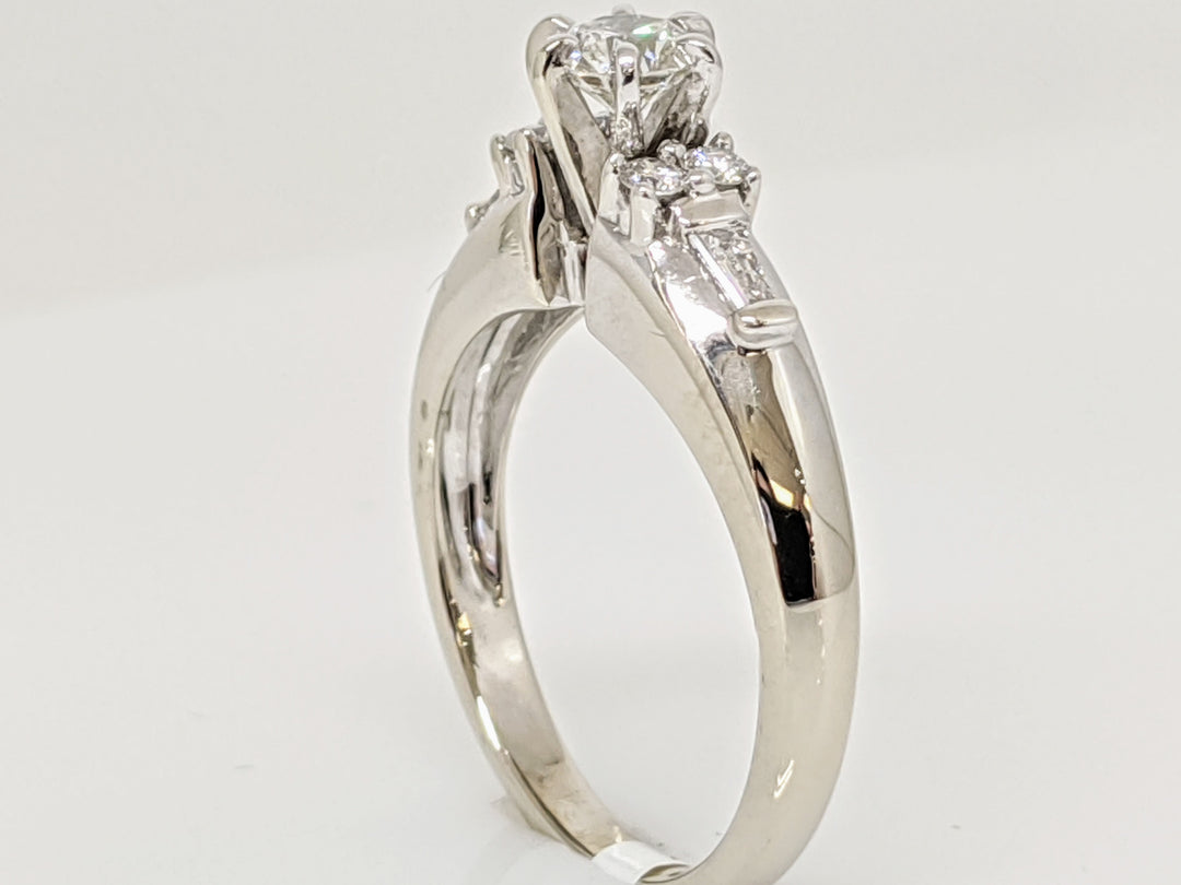 14KW .54 CARAT TOTAL WEIGHT I1 H DIAMOND ROUND (5) WITH (2) BAGUETTE ESTATE RING 3.5 GRAMS