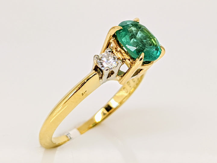 18K EMERALD OVAL 5X7 WITH (2) DIAMOND ROUNDS .16 CARAT TOTAL WEIGHT ESTATE RING 3.1 GRAMS