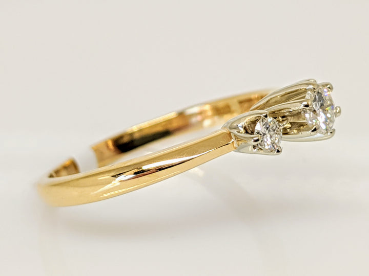 14K .29 CARAT TOTAL WEIGHT I1 G DIAMOND ROUND (3) TRINITY ESTATE RING 3.0 GRAMS