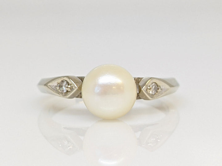 14KW PEARL ROUND 7MM WITH (2) MELEE ESTATE RING 2.8 GRAMS