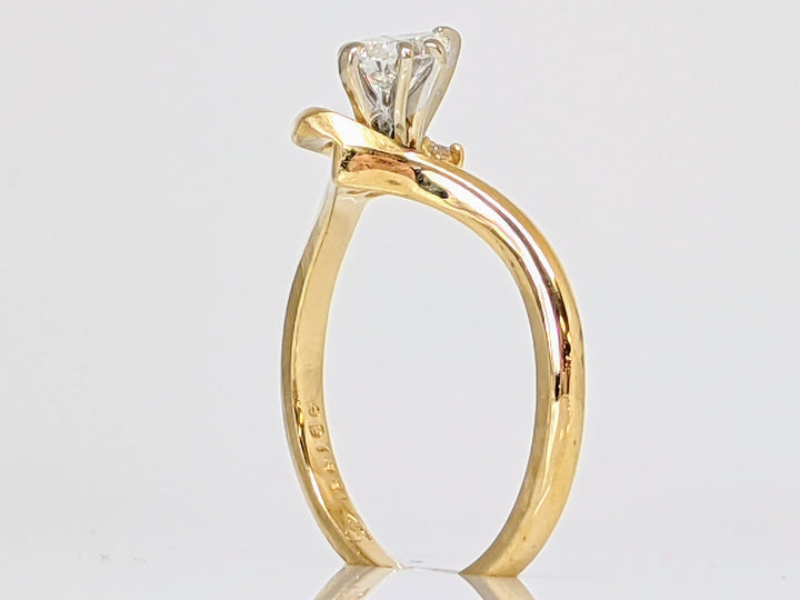 14K .58 CARAT TOTAL WEIGHT SI1 H PEAR DIAMOND WITH (4) ROUND MELEE ESTATE RING 2.9 GRAMS