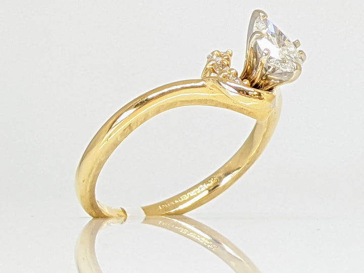 14K .58 CARAT TOTAL WEIGHT SI1 H PEAR DIAMOND WITH (4) ROUND MELEE ESTATE RING 2.9 GRAMS