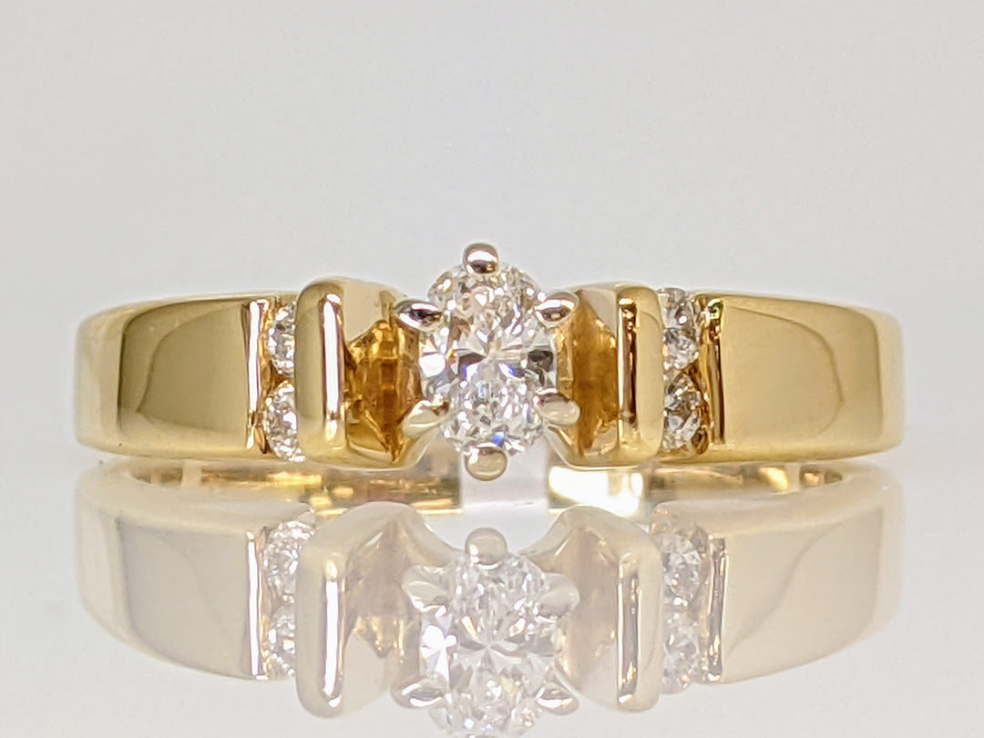 14K .37 CARAT TOTAL WEIGHT SI2 I OVAL WITH (4) ROUND DIAMOND ESTATE RING 4.9 GRAMS
