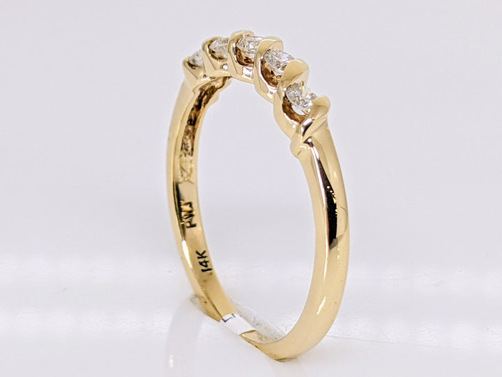14K .25 CARAT TOTAL WEIGHT I1 H DIAMOND ROUND (5) TWIST ESTATE BAND 2.1 GRAMS