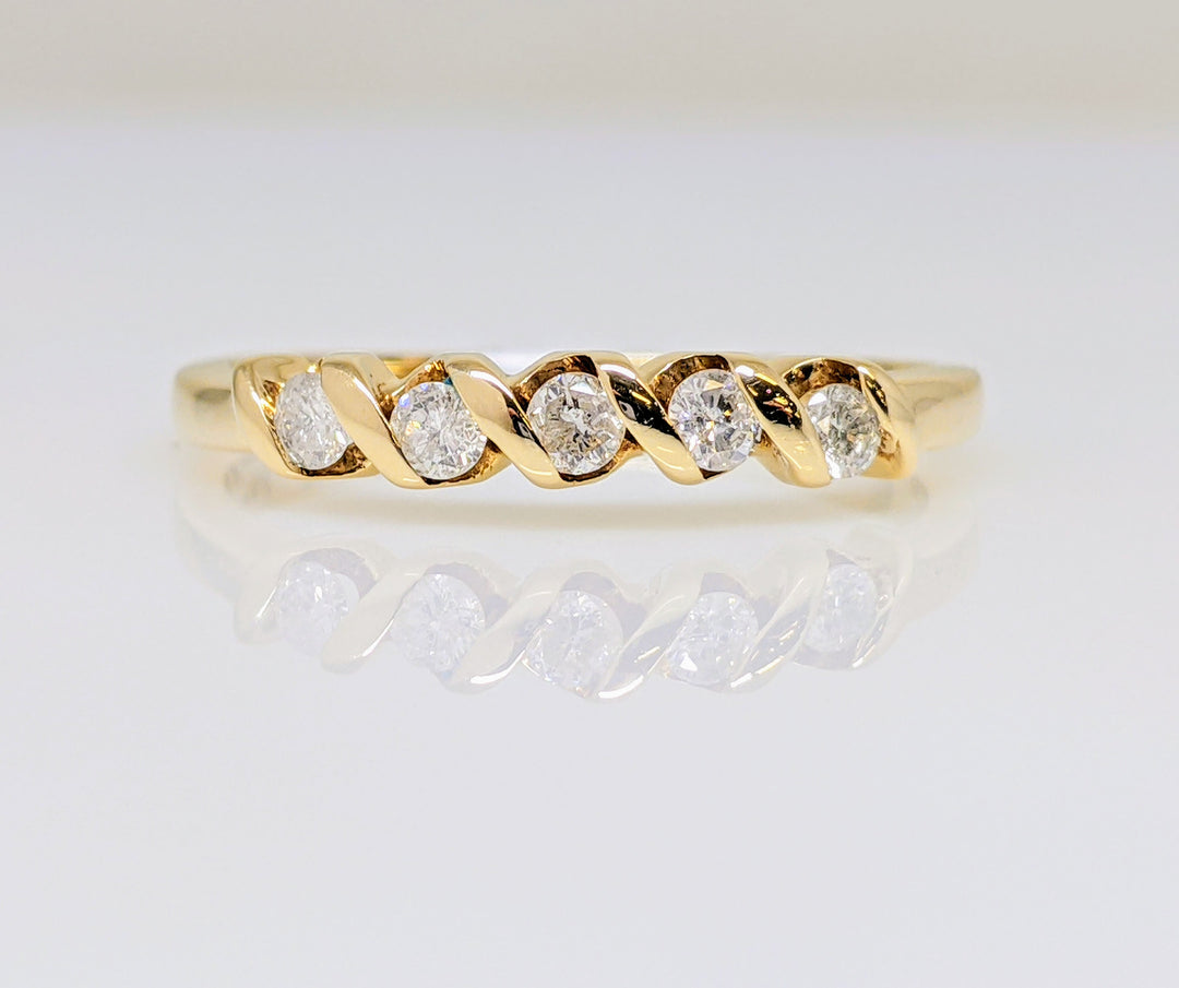 14K .25 CARAT TOTAL WEIGHT I1 H DIAMOND ROUND (5) TWIST ESTATE BAND 2.1 GRAMS