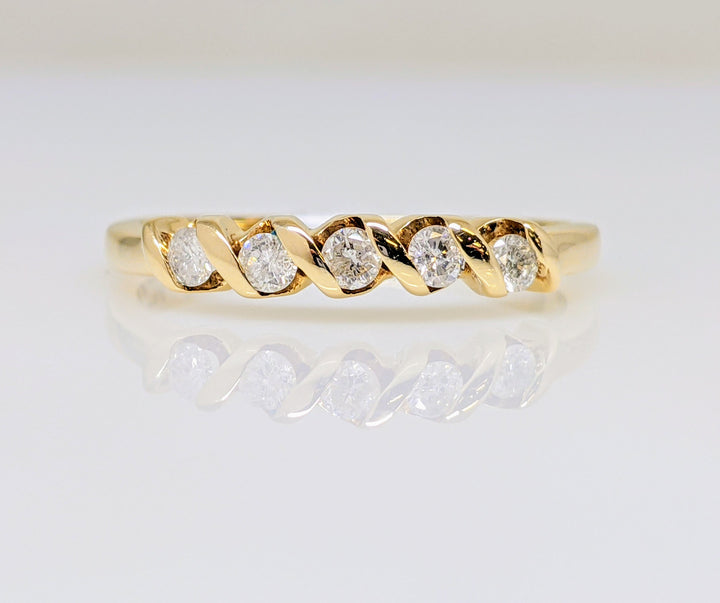14K .25 CARAT TOTAL WEIGHT I1 H DIAMOND ROUND (5) TWIST ESTATE BAND 2.1 GRAMS