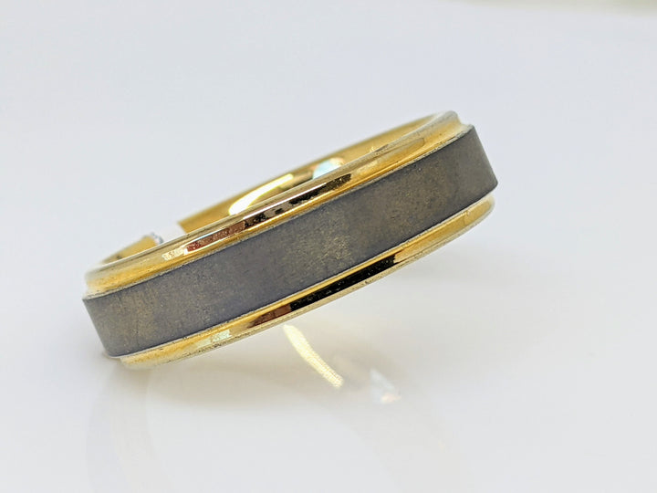 TUNGSTEN GOLD TONE 6MM WITH GRAY CENTER ESTATE BAND