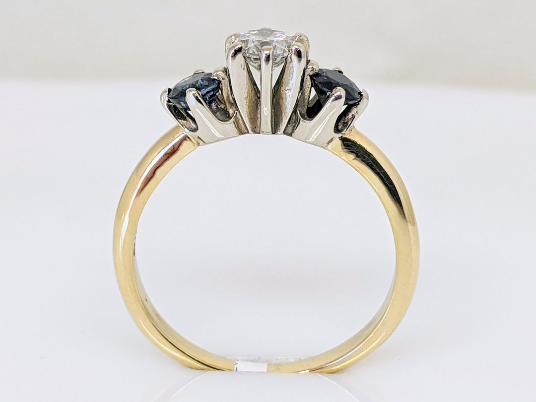 14K .36 CARAT TOTAL SI1 H DIAMOND ROUND WITH (2) 4MM ROUND SAPPHIRE TRINITY ESTATE RING 3.4 GRAMS
