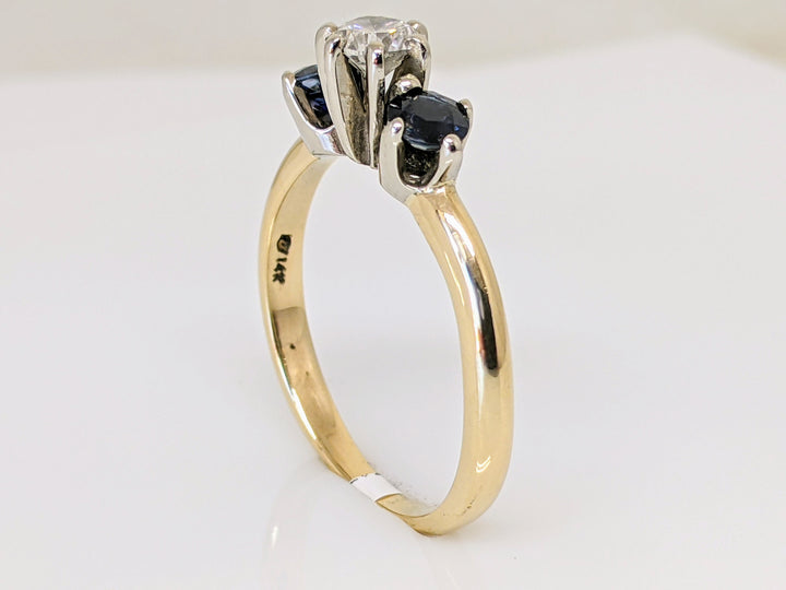 14K .36 CARAT TOTAL SI1 H DIAMOND ROUND WITH (2) 4MM ROUND SAPPHIRE TRINITY ESTATE RING 3.4 GRAMS