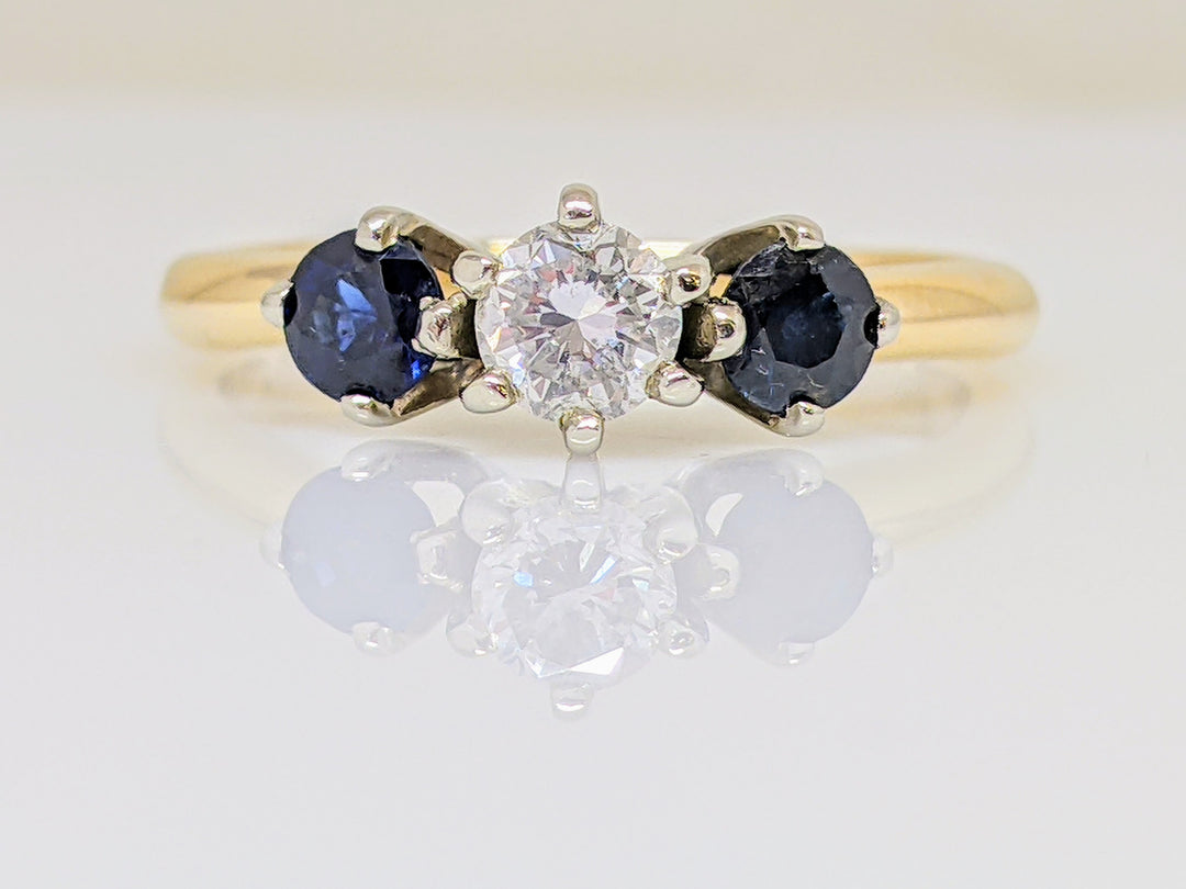 14K .36 CARAT TOTAL SI1 H DIAMOND ROUND WITH (2) 4MM ROUND SAPPHIRE TRINITY ESTATE RING 3.4 GRAMS