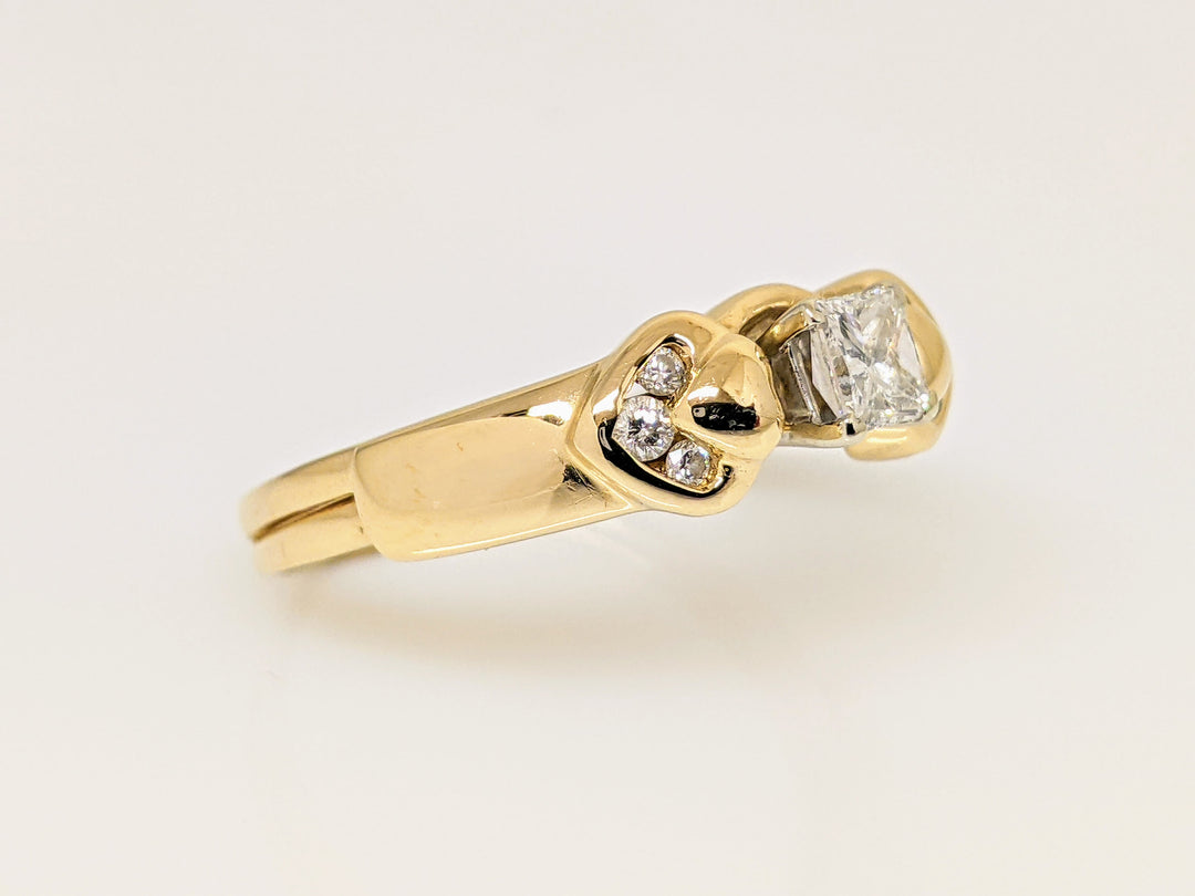 14K .39 CARAT TOTAL SI1 I DIAMOND PRINCESS CUT WITH (6) ROUND MELEE .51CTW ESTATE RING 4.8 GRAMS