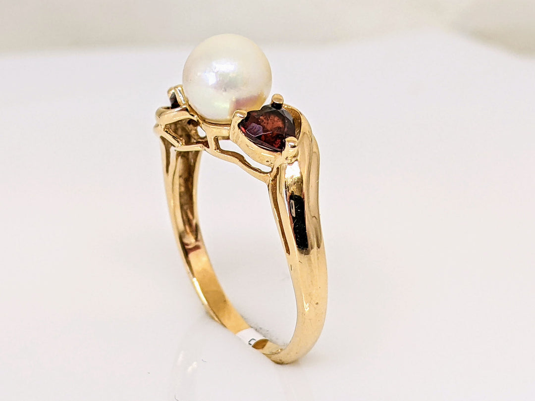 14K PEARL ROUND 6.5MM WITH (2) GARNET HEART 4MM ESTATE RING 2.8 GRAMS