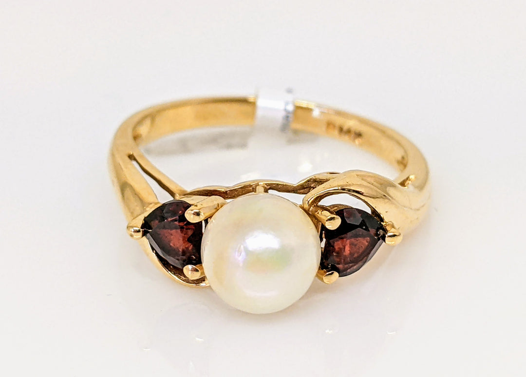 14K PEARL ROUND 6.5MM WITH (2) GARNET HEART 4MM ESTATE RING 2.8 GRAMS